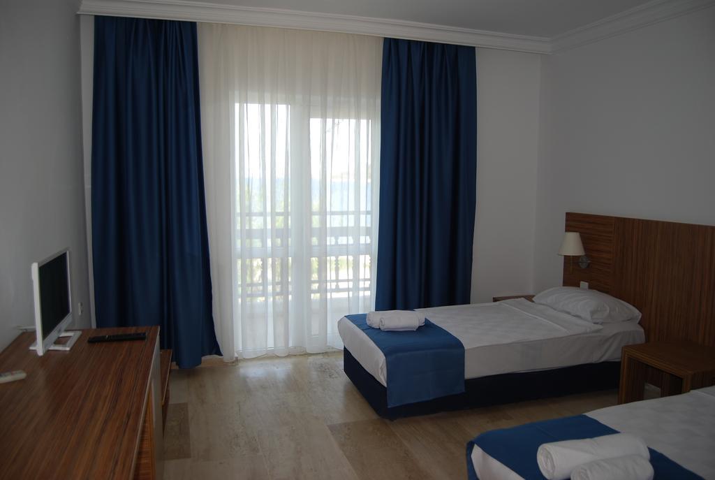 Club Blue White All Inclusive Turgutreis Room photo