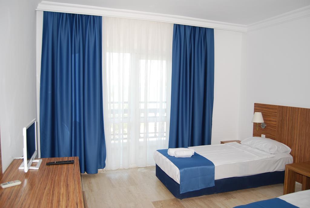 Club Blue White All Inclusive Turgutreis Room photo